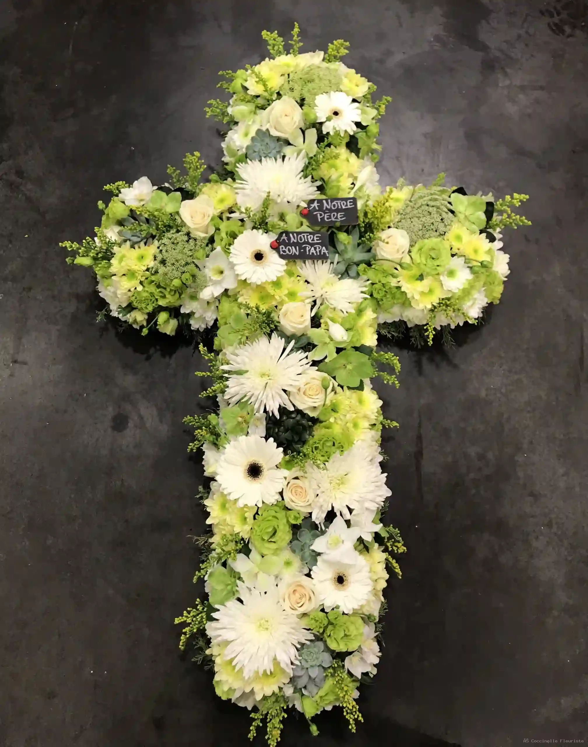 Croix — composition florale Coccinelle