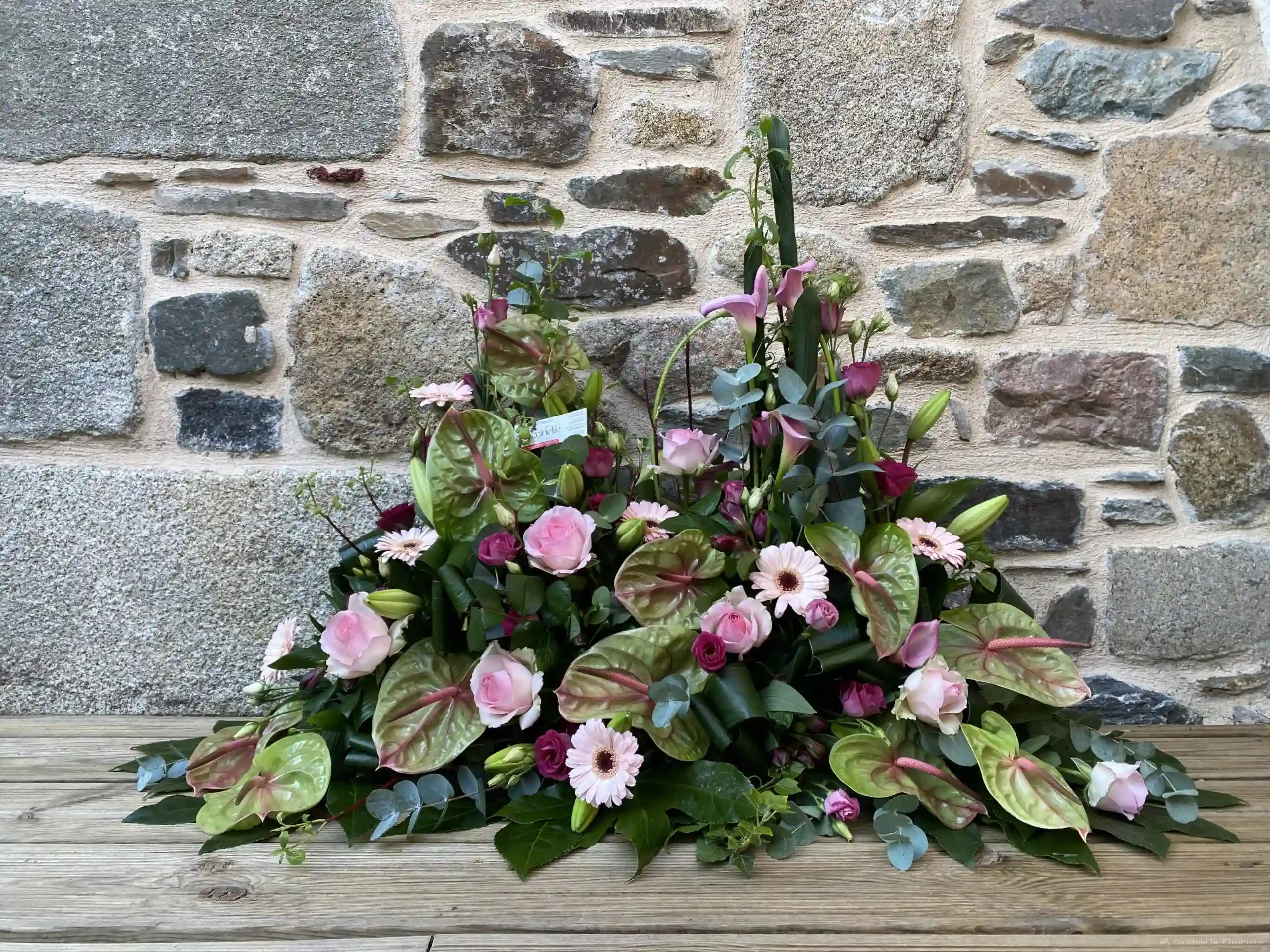 Fleurs sur tombe — composition florale Coccinelle